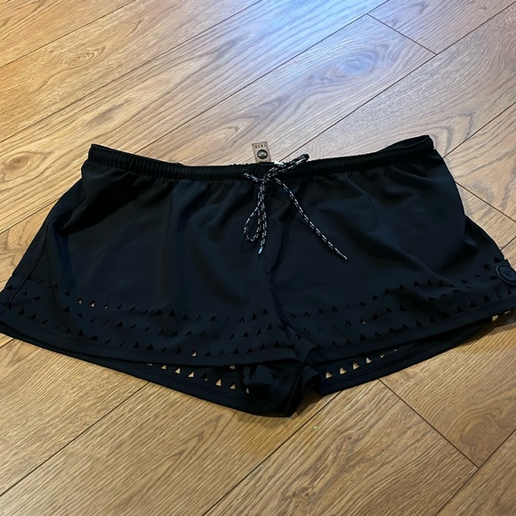 Roxy shorts large - Picture 1 of 3